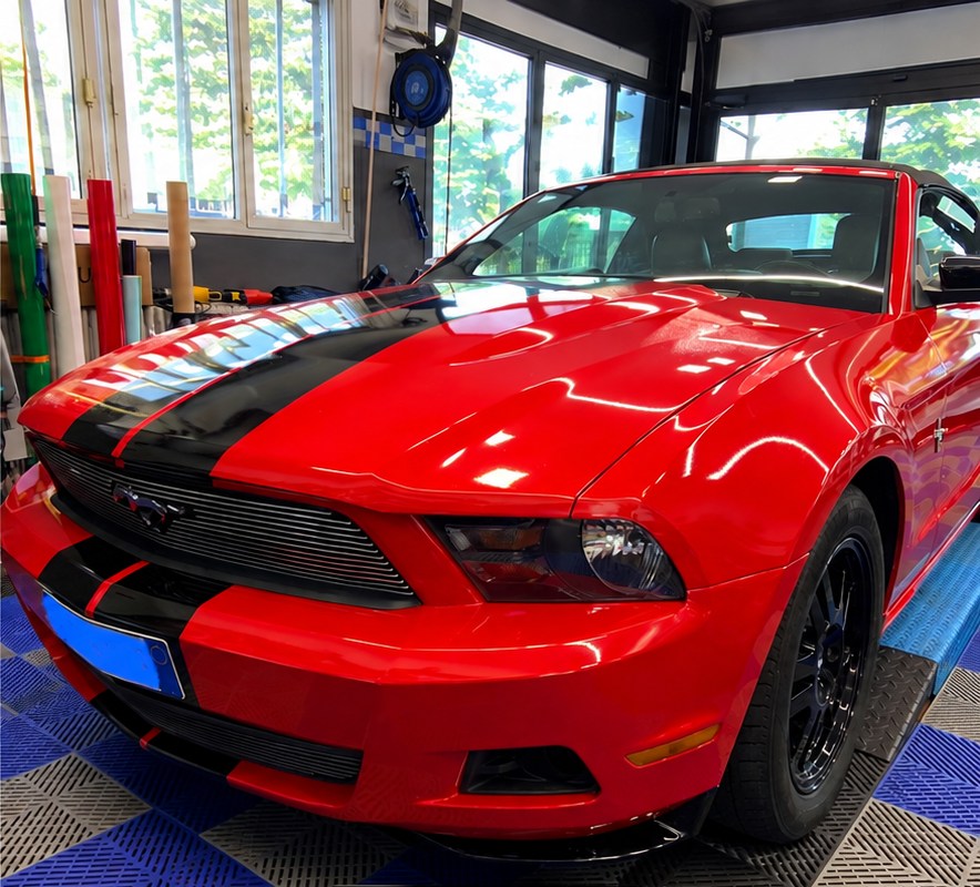 Ford Mustang — Wrap rosso lucido con strisce: dopo